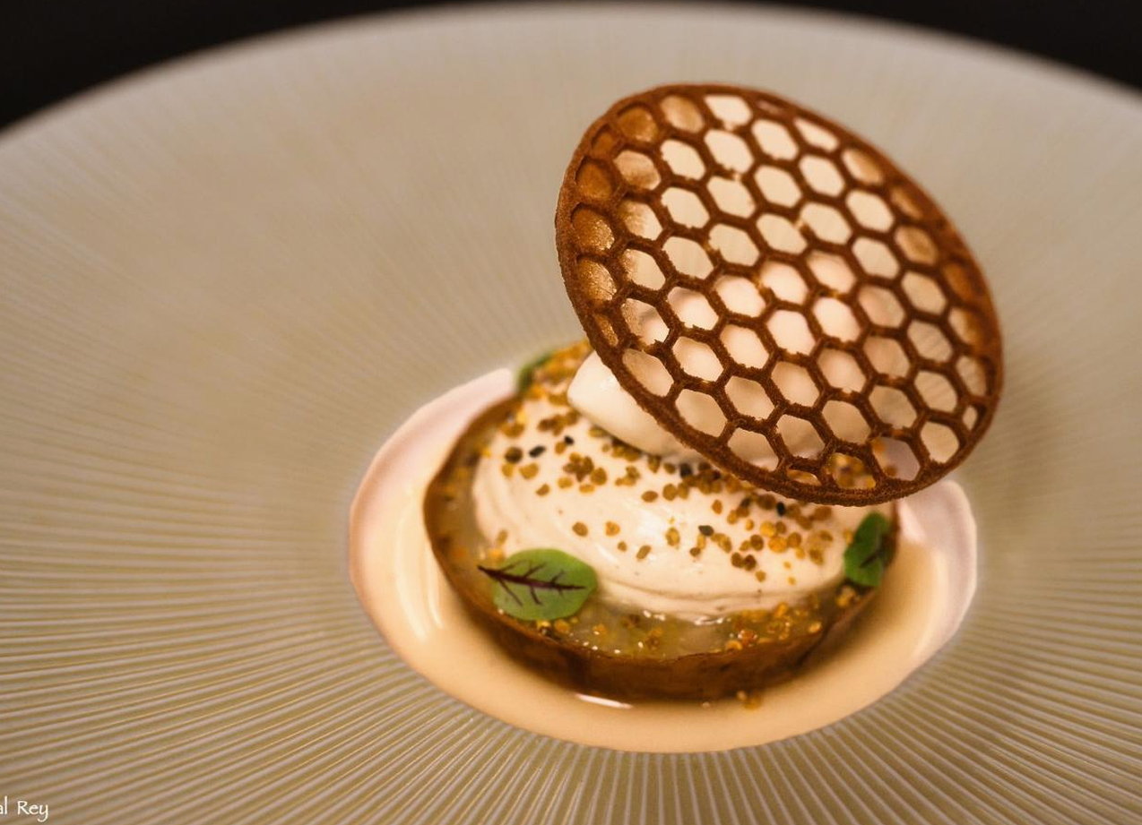 Gasten aan tafel in restaurant